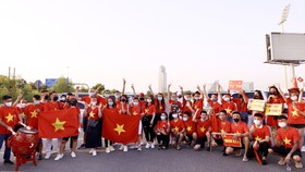 Rất động cổ động viên đã đến sân Zabeel để cổ vũ cho Đội tuyển Việt Nam chơi trận cuối cùng tại bảng G gặp UAE. Ảnh: KHƯƠNG DUY