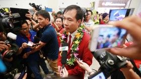 Truyền thông Việt Nam chào đón người hùng Hoàng Xuân Vinh trở về từ Olympic 2016. Tác giải: HẢI ĐĂNG