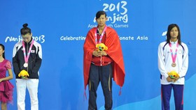 Kình ngư Nguyễn Thị Ánh Viên (giữa) tưng giành HCV tại Đại hội thể thao trẻ châu Á 2013.