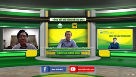 Ông Ngô Văn Đông (bìa trái) cùng lãnh đạo Công ty Bình Điền luôn quan tâm và hỗ trợ kịp thời cho bà con nông dân trong sản xuất.