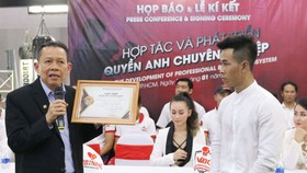 Chủ tịch đương nhiệm của VBF Trần Minh Tiến (trái).