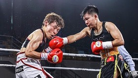 Thu Nhi (phải) đánh bại Etsuko Tada để giành đai vô địch WBO hạng ruồi.