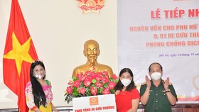 Chủ tịch HĐQT VietOil Mai Thị Hồng Hạnh (trái) trao tặng xe cứu thương cho tỉnh Bến Tre.