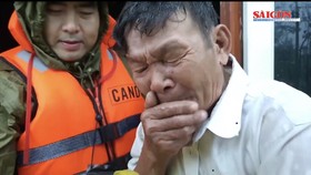 Hàng chục ngàn nhà cửa, trâu bò, heo gà bị lũ nhấn chìm, cuốn trôi, người dân bật khóc