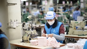 Làn sóng Covid-19 thứ 4 đẩy nhiều DN vào cảnh khó khăn. Ảnh: NLĐ