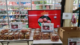 Vải thiều Việt Namđược bán với giá tương đương 500.000 đồng/kg tại các siêu thị ở Paris. Ảnh: Bộ Công thương.