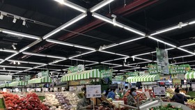 Hàng hóa đầy ắp tại các siêu thị nhưng người tiêu dùng TPHCM chật vật mua sắm.