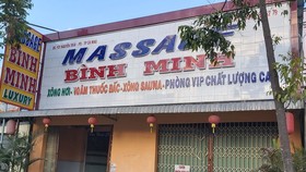 Bất chấp quy định phòng dịch, 2 cơ sở massage vẫn hoạt động và nhân viên bán dâm cho khách