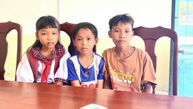 Ba em học sinh nhặt được tiền đem đến Công an xã Long Thạnh trả lại cho người đánh rơi. Ảnh: THẾ HẠNH