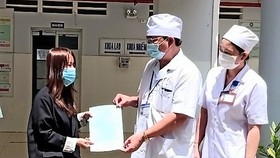 Trao giấy chứng nhận hoàn thành cách ly, điều trị bệnh Covid-19 cho BN 6572