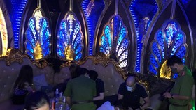 Cơ sở karaoke Gossip vẫn mở cửa bất chấp lệnh cấm. ẢNH: HOANG GIANG