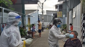Thực hiện tets nhanh Covid-19 trên địa bàn khóm 3, phường 4, TP Cà Mau