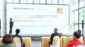 Ông Bùi Hoàng Tuấn, Giám đốc Cấp cao bộ phận Tư vấn khách hàng của Masteri Homes, giới thiệu về Home for Home