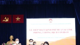 Ông Trương Khánh Hoàng - Quyền Tổng Giám đốc SCB trao bảng tượng trưng đóng góp 50 tỷ đồng