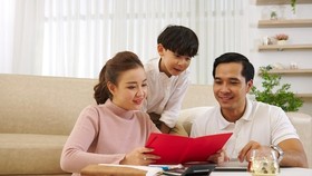 PGS.TS Thành Nam cho rằng các bậc cha mẹ cần giảm kỳ vọng, tăng kỳ công khi giáo dục con về đồng tiền