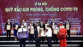 Đại diện Nam A Bank trao tặng 5 tỷ đồng ủng hộ Quỹ vaccine phòng, chống Covid-19