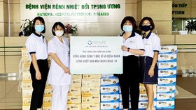 Đại diện Orgalife trao tặng sản phẩm dinh dưỡng tại Bệnh viện Bệnh Nhiệt đới Trung ương, Hà Nội