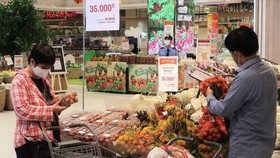 Khách hàng mua vải thiều tại lễ hội