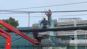 Công nhân Công ty Điện lực Gia Định triển khai công tác ngay trong thời gian cao điểm giãn cách theo Chỉ thị 16