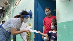 Đại diện Masterise Group trao phần hỗ trợ thuê nhà đến một gia đình tại TP. Thủ Đức