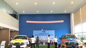 Khách hàng được tư vấn tại Tây Ninh Ford