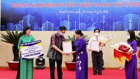 Ông Arif Widjaja - Tổng giám đốc Japfa Việt Nam trao tặng trang thiết bị y tế trị giá 6 tỷ đồng