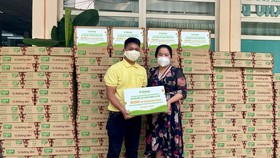 Đại diện Vinasoy trao những hộp sữa đậu nành như một món quà sức khỏe đến lực lượng tuyến đầu tại BV 115