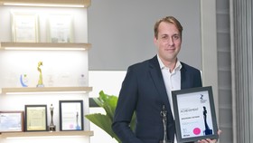 Ông Paul Verhulst, Tổng Giám đốc Medtronic Indochina nhận chứng nhận vinh danh "Nơi làm việc tốt nhất châu Á 2021"