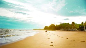 Đường bờ biển dài và đẹp của Hồ Tràm