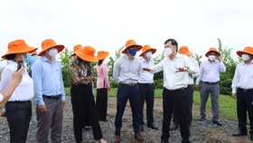 Ông Dương Văn Cường đang thuyết trình với đoàn tham quan