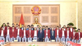 Thủ tướng chụp ảnh lưu niệm với đội tuyển bóng đá Olympic Việt Nam
