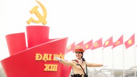 Đường phố Hà Nội trang hoàng rực rỡ chào mừng Đại hội. Ảnh: VIẾT CHUNG