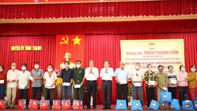 Đồng chí Trần Thanh Mẫn tặng quà tết cho bà con hộ nghèo và gia đình chính sách