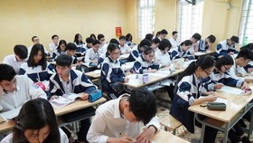 Học sinh, sinh viên lo lắng học phí sẽ tăng. Ảnh: VIẾT CHUNG