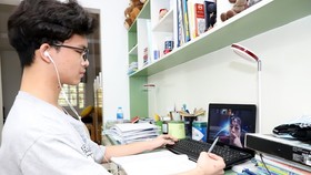 Học sinh nhiều nơi có dịch đang phải chuyển sang học trực tuyến. Ảnh: QUANG PHÚC