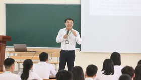 Nhiều giáo viên mong bỏ chứng chỉ tin học, ngoại ngữ. ẢNH: QUANG PHÚC
