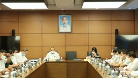 Các ĐBQH TPHCM dự họp sáng 24-7. ẢNH: VIẾT CHUNG
