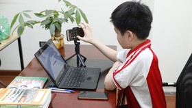  Nhiều học sinh trung học ở vùng dịch đang phải học trực tuyến. Ảnh: VIẾT CHUNG