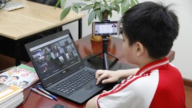 Học sinh học trực tuyến đang phải sử dụng nhiều phương tiện để học tập. Ảnh: QUANG PHÚC