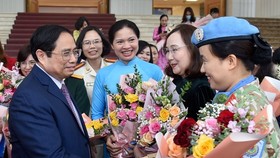 Thủ tướng Phạm Minh Chính gặp mặt đại diện các tầng lớp phụ nữ nhân Ngày Phụ nữ Việt Nam 20-10. Ảnh: VIẾT CHUNG
