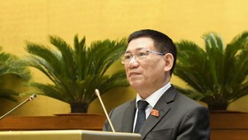 Bộ trưởng Bộ Tài chính Hồ Đức Phớc trình bày Tờ trình về dự án Luật Kinh doanh bảo hiểm (sửa đổi). Ảnh: VIẾT CHUNG