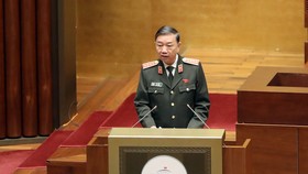 Bộ trưởng Bộ Công an Tô Lâm, thừa ủy quyền của Thủ tướng Chính phủ trình bày Báo cáo công tác phòng, chống tội phạm và vi phạm pháp luật năm 2021. Ảnh: QUANG PHÚC