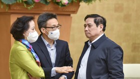 Thủ tướng Phạm Minh Chính trao đổi với các thành viên Chính phủ. Ảnh: VIẾT CHUNG