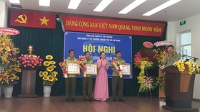 Đại diện tập thể Đội QLTT số 1,2,3 nhận bằng khen của UBND TPHCM
