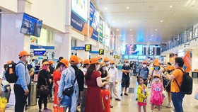 Khách chờ làm thủ tục tại sân bay Tân Sơn Nhất
