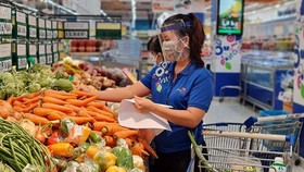 Nhân viên siêu thị Co.opmart "đi chợ" giùm khách hàng