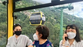 Du khách tham quan núi Bà Đen bằng cáp treo