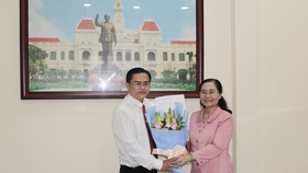 Chủ tịch HĐND TPHCM Nguyễn Thị Lệ trao quyết định bổ nhiệm chức vụ Chánh Văn phòng Đoàn ĐBQH và HĐND TPHCM tới đồng chí Cao Thanh Bình