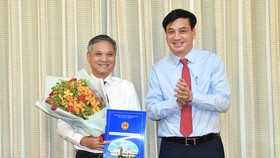 Phó Chủ tịch UBND TPHCM Lê Hoà Bình trao quyết định cho ông Lâm Hoài Anh. Ảnh: VIỆT DŨNG