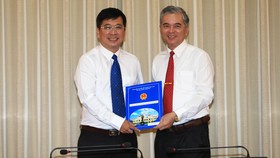 Phó Chủ tịch UBND TPHCM Ngô Minh Châu trao quyết định của UBND TPHCM cho ông Phan Thanh Tùng. Ảnh: DŨNG PHƯƠNG